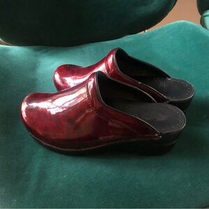 Dansko Sonja Mules - Burgundy - barely worn